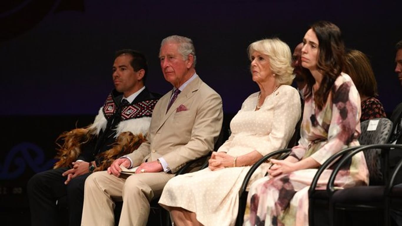 Prinz Charles, (l-r), Camilla, und Premierministerin Jacinda Ahern beim Besuch der Cashmere High School.
