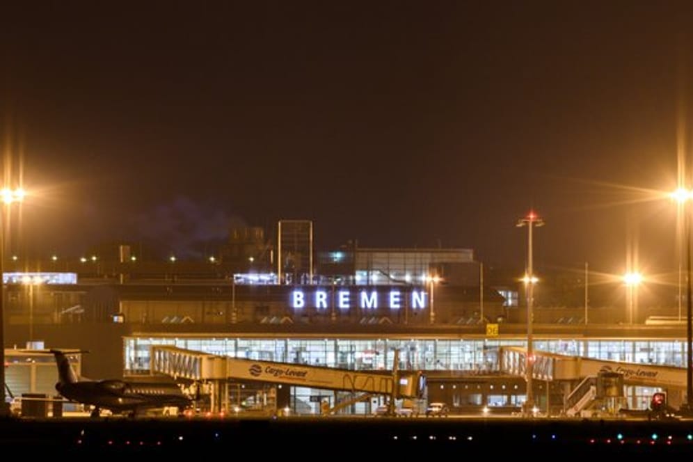 Der Flughafen Bremen zur Abendstunde: Am Freitag fällt etwa die Hälfte der Lufthansa-Flüge aus.