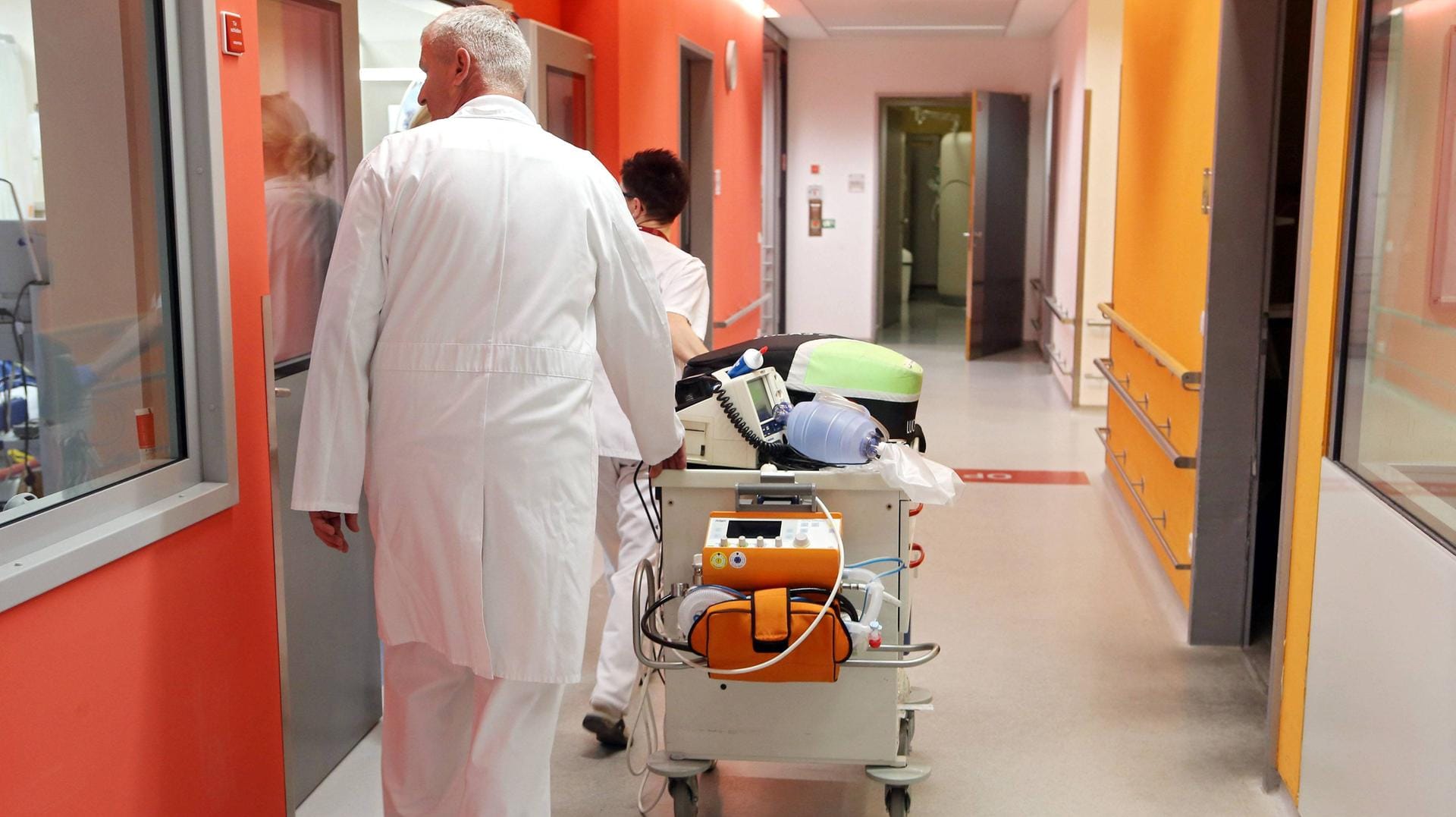 Notaufnahme: US-amerikanische Mediziner forschen an Behandlungsmethoden, bei denen das Blut schwerverletzter Patienten gegen kalte Salzlösung ausgetauscht wird. Notaufnahme: US-amerikanische Mediziner forschen an Behandlungsmethoden, bei denen das Blut schwerverletzter Patienten gegen kalte Salzlösung ausgetauscht wird.