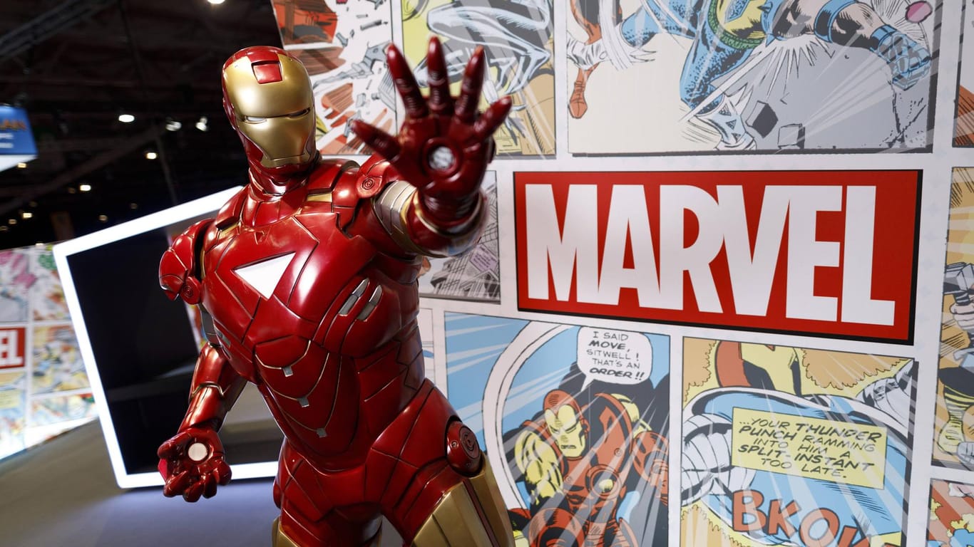 Marvelcomics: Superheld Ironman posiert vor seiner eigenen illustrierten Geschichte.
