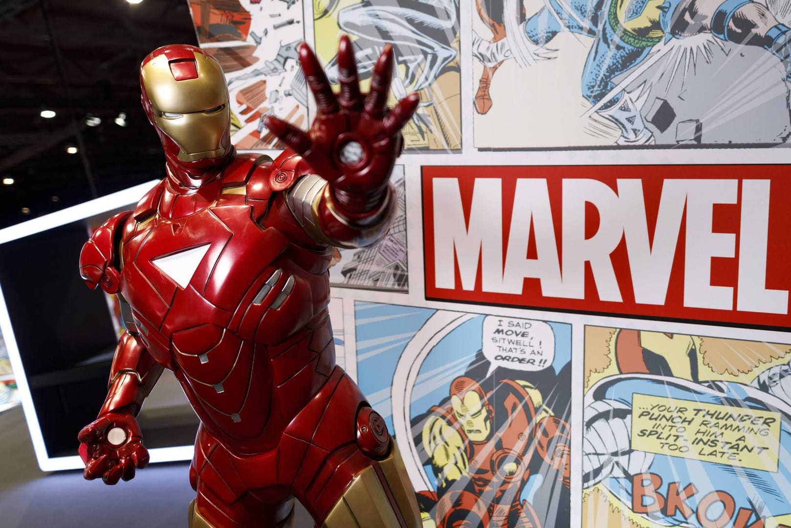 Marvelcomics: Superheld Ironman posiert vor seiner eigenen illustrierten Geschichte.