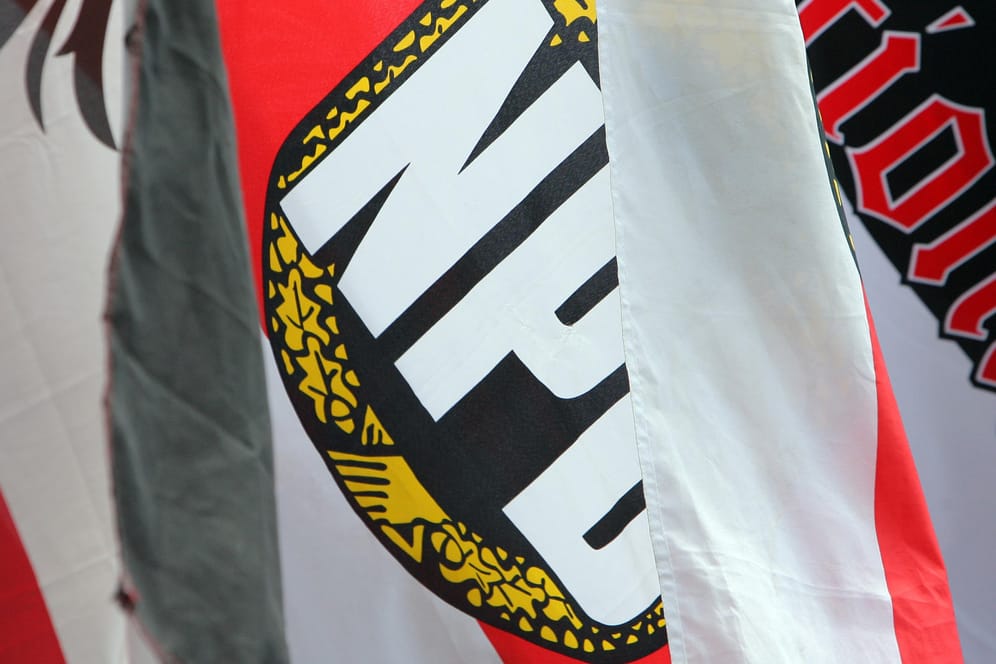 NPD-Fahne: Das Verwaltungsgericht Hannover gab dem Eilantrag der rechtsextremistischen Partei gegen ein Verbot ihrer Kundgebung statt. (Symbolbild)