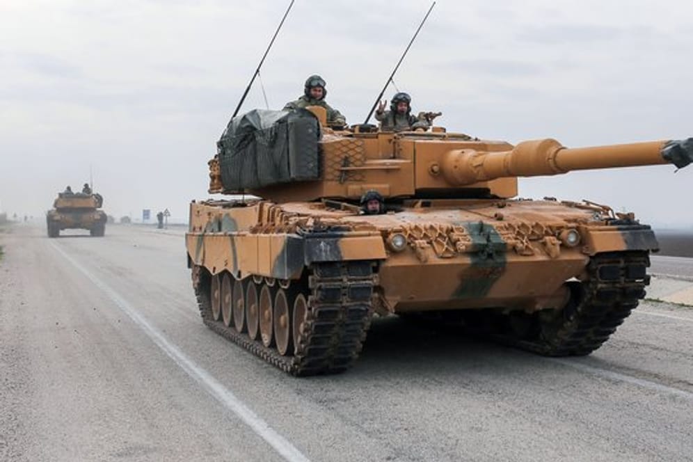 Ein türkischer Panzer vom Typ Leopard 2A4 in der Nähe der syrischen Grenze.