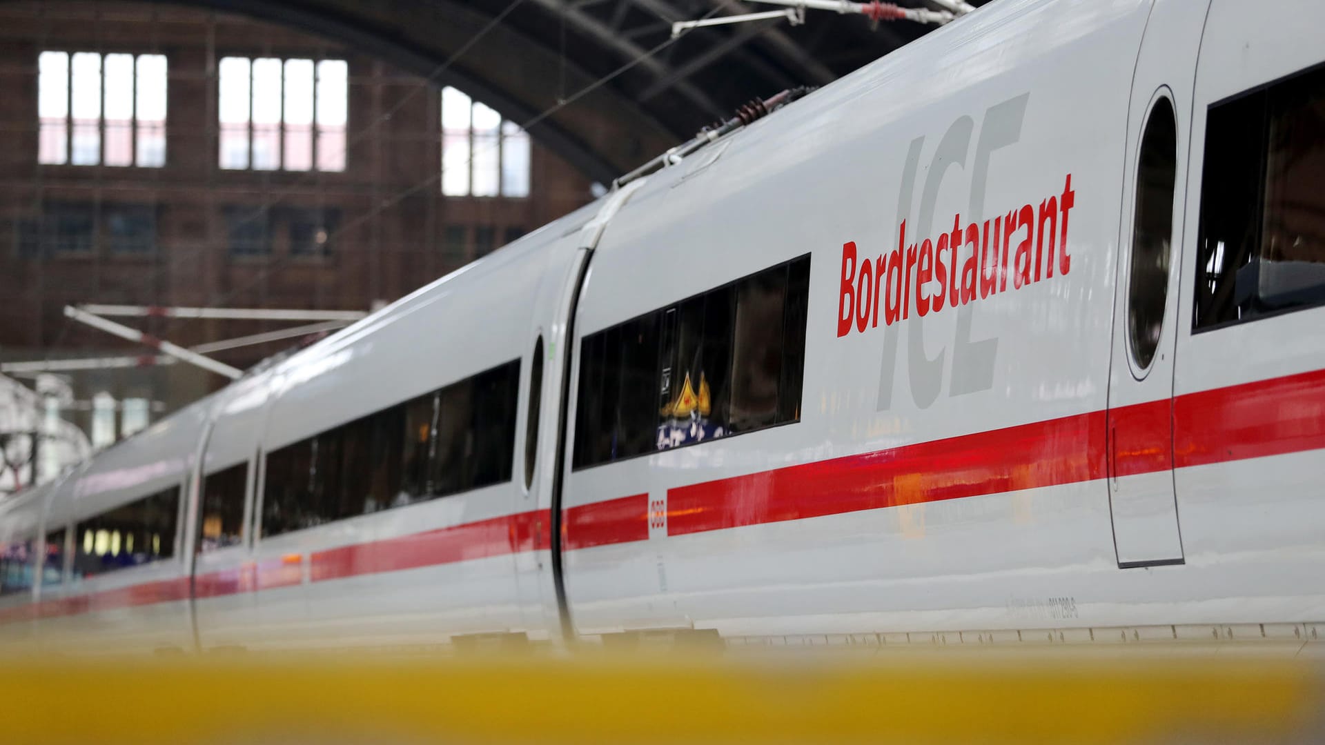 Bordrestaurant eines ICE: 2020 soll es mehr Bezahlmöglichkeiten in der Bahn geben.