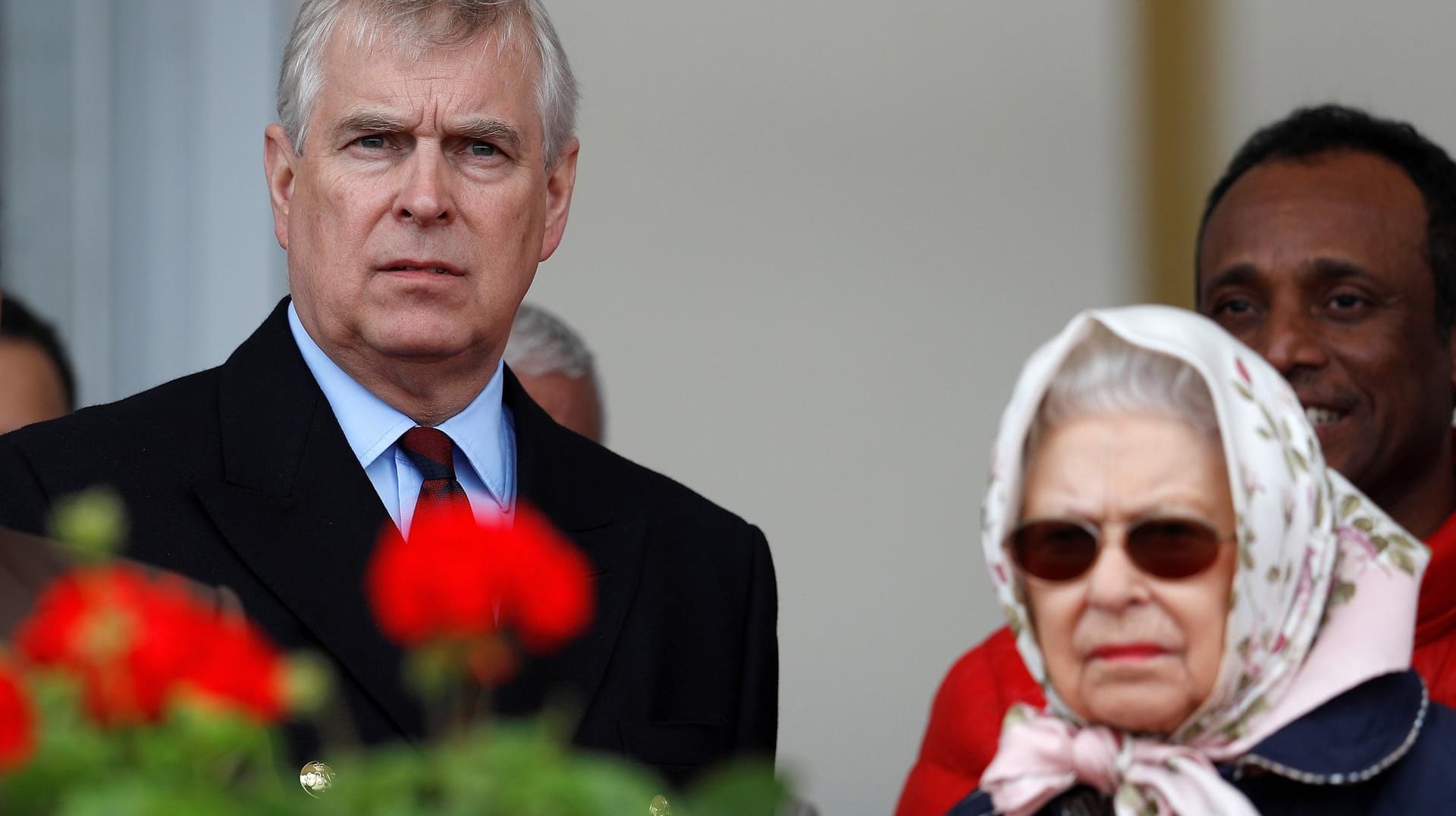 Beim Pferderennen in Windsor: Pferdesport gehört für Queen Elizabeth II. zum guten Ton. Prinz Andrew steht links neben ihr. (Archivbild)