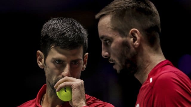 Die Serben Novak Dokovic (l) und Viktor Troicki unterlagen dem russischen Doppel Andrei Rubljow und Karen Chatschanow.