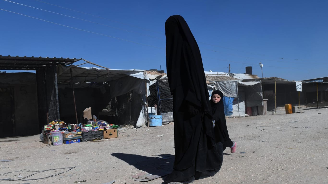 Frau und Kind im Lager Al Hol (Symbolbild): Nachdem sich die Bundesregierung zunächst jeden Einzelfall anschauen wollte holt sie nun erstmals eine Familie aus Syrien zurück.
