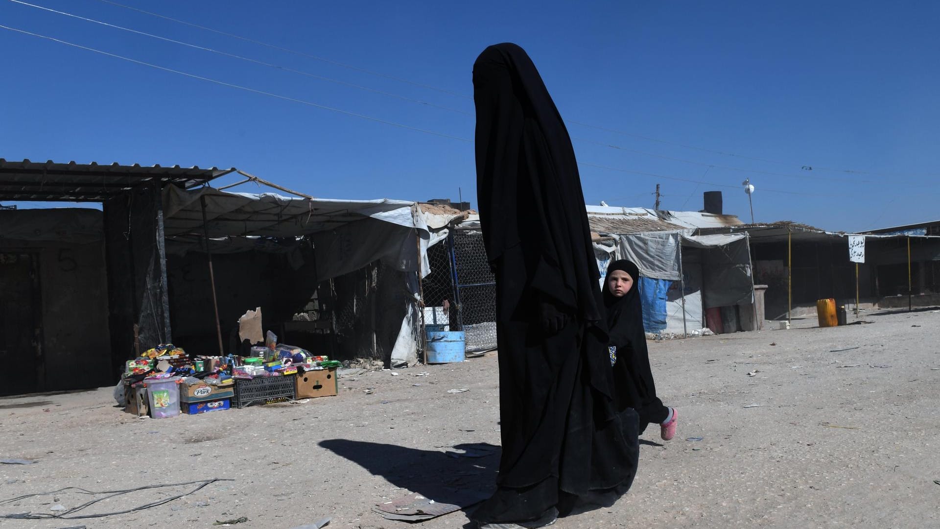 Frau und Kind im Lager Al Hol (Symbolbild): Nachdem sich die Bundesregierung zunächst jeden Einzelfall anschauen wollte holt sie nun erstmals eine Familie aus Syrien zurück.