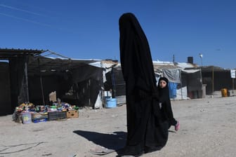 Frau und Kind im Lager Al Hol (Symbolbild): Nachdem sich die Bundesregierung zunächst jeden Einzelfall anschauen wollte holt sie nun erstmals eine Familie aus Syrien zurück.