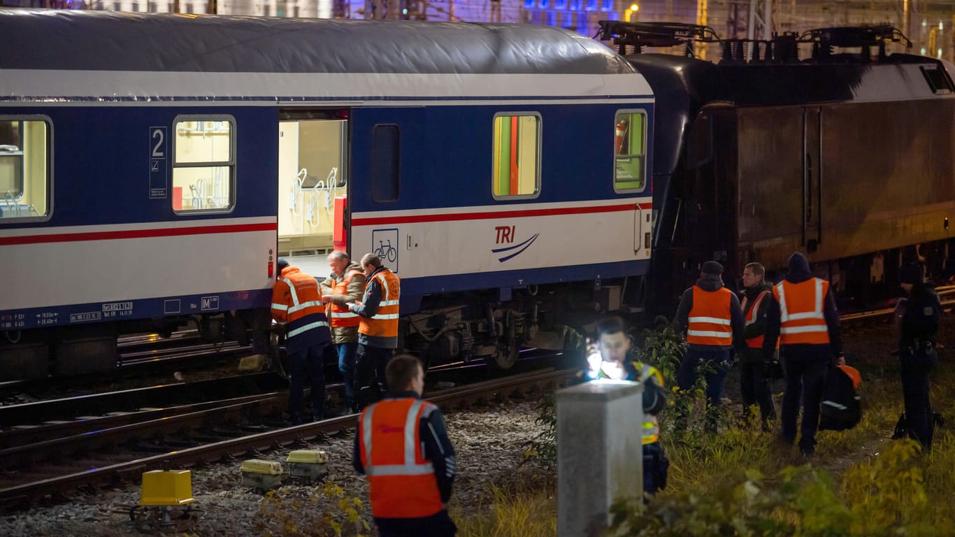 München, unweit des Hauptbahnhofs: Mitarbeiter untersuchen den verunglückten Zug.