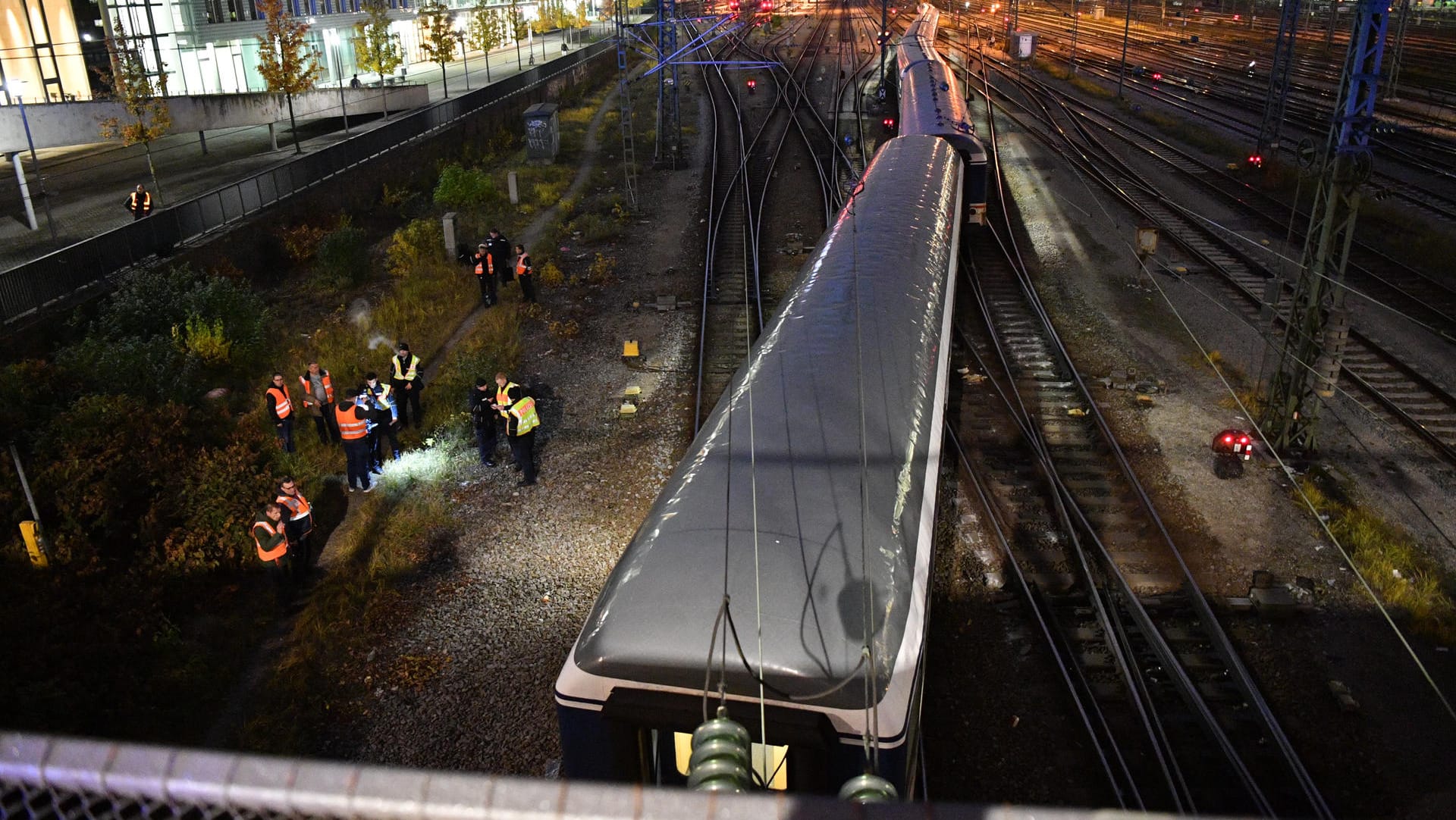 München am Freuitagabend: Aus noch ungeklärter Ursache ist ein Meridian-Zug entgleist.