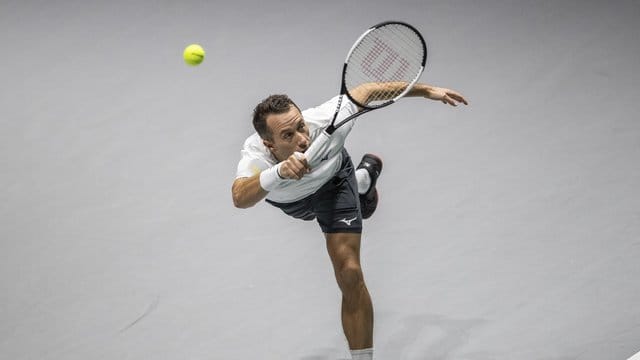 Philipp Kohlschreiber hat sein Einzel gegen Großbritannien verloren. Philipp Kohlschreiber hat sein Einzel gegen Großbritannien verloren.