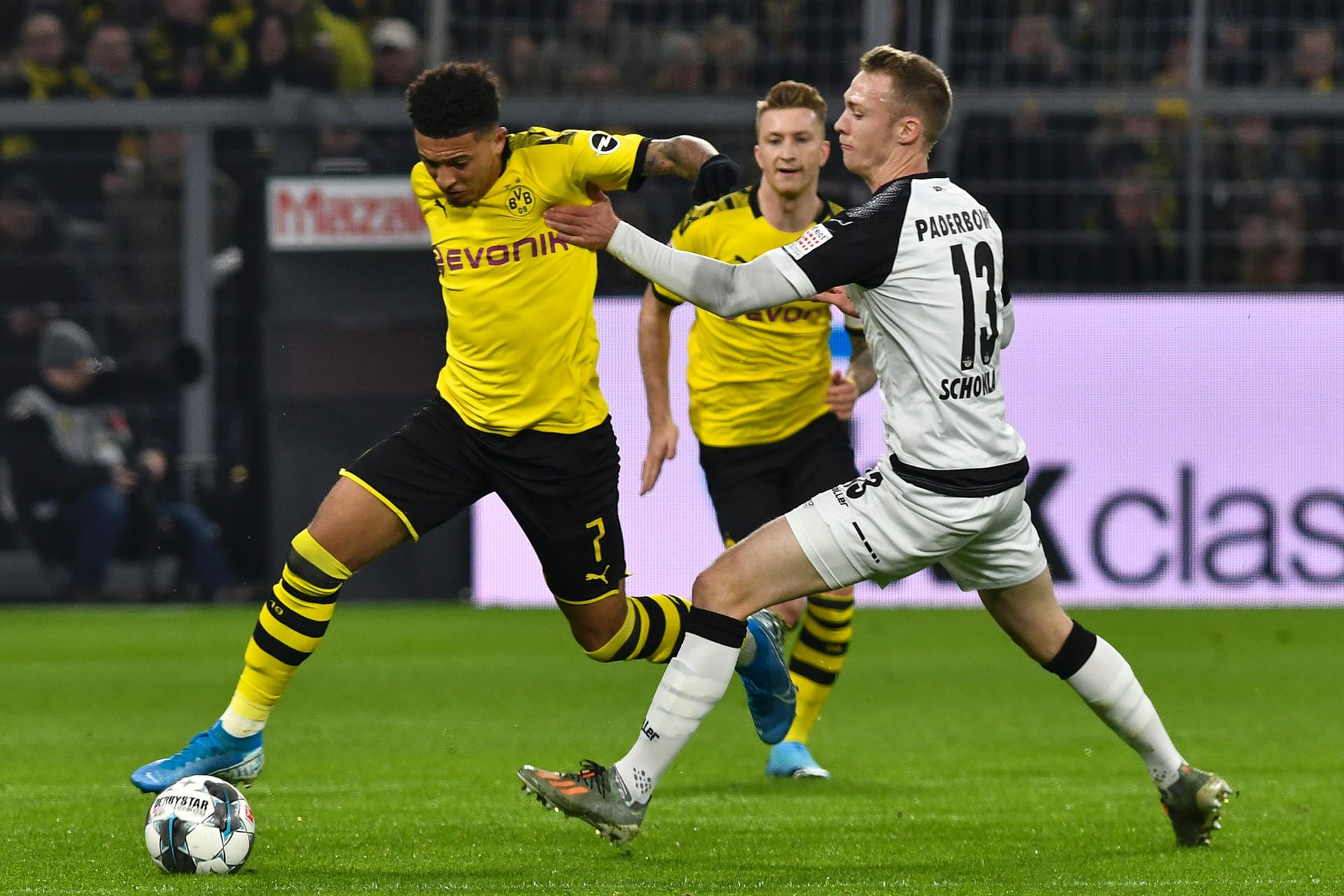 Dortmunds Jadon Sancho (l.) erzielte gegen Paderborn das zwischenzeitliche 1:3.