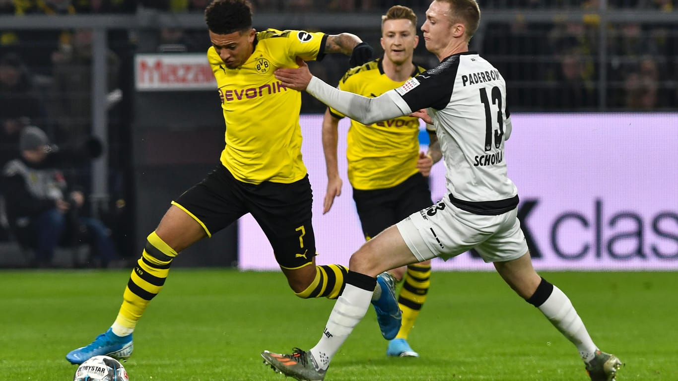 Dortmunds Jadon Sancho (l.) erzielte gegen Paderborn das zwischenzeitliche 1:3.