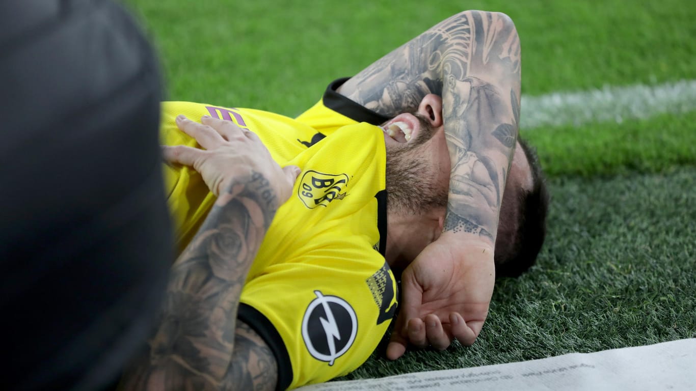 BVB-Star am Boden: Paco Alcácer verletzte sich während der Partie gegen Paderborn und musste ausgewechselt werden.