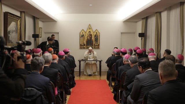 Papst Franziskus trifft sich mit den Bischöfen in der Apostolischen Nuntiatur in Tokio.