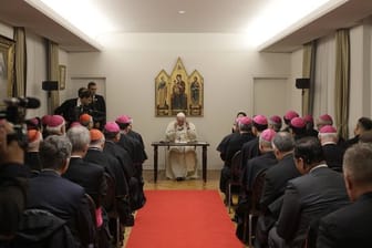 Papst Franziskus trifft sich mit den Bischöfen in der Apostolischen Nuntiatur in Tokio.