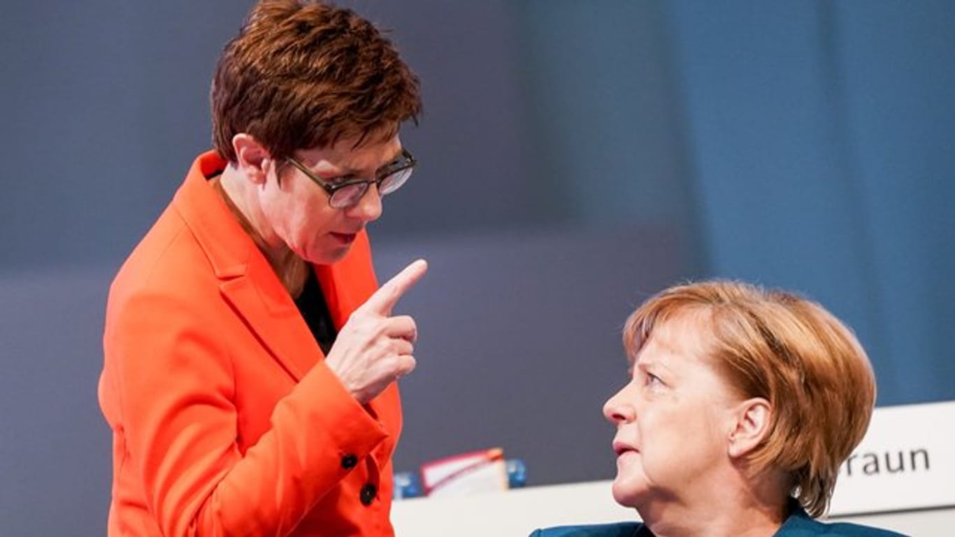 Annegret Kramp-Karrenbauer spricht mit Bundeskanzlerin Angela Merkel.