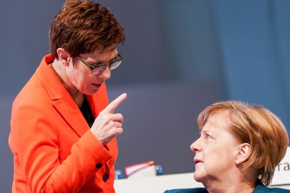 Annegret Kramp-Karrenbauer spricht mit Bundeskanzlerin Angela Merkel.