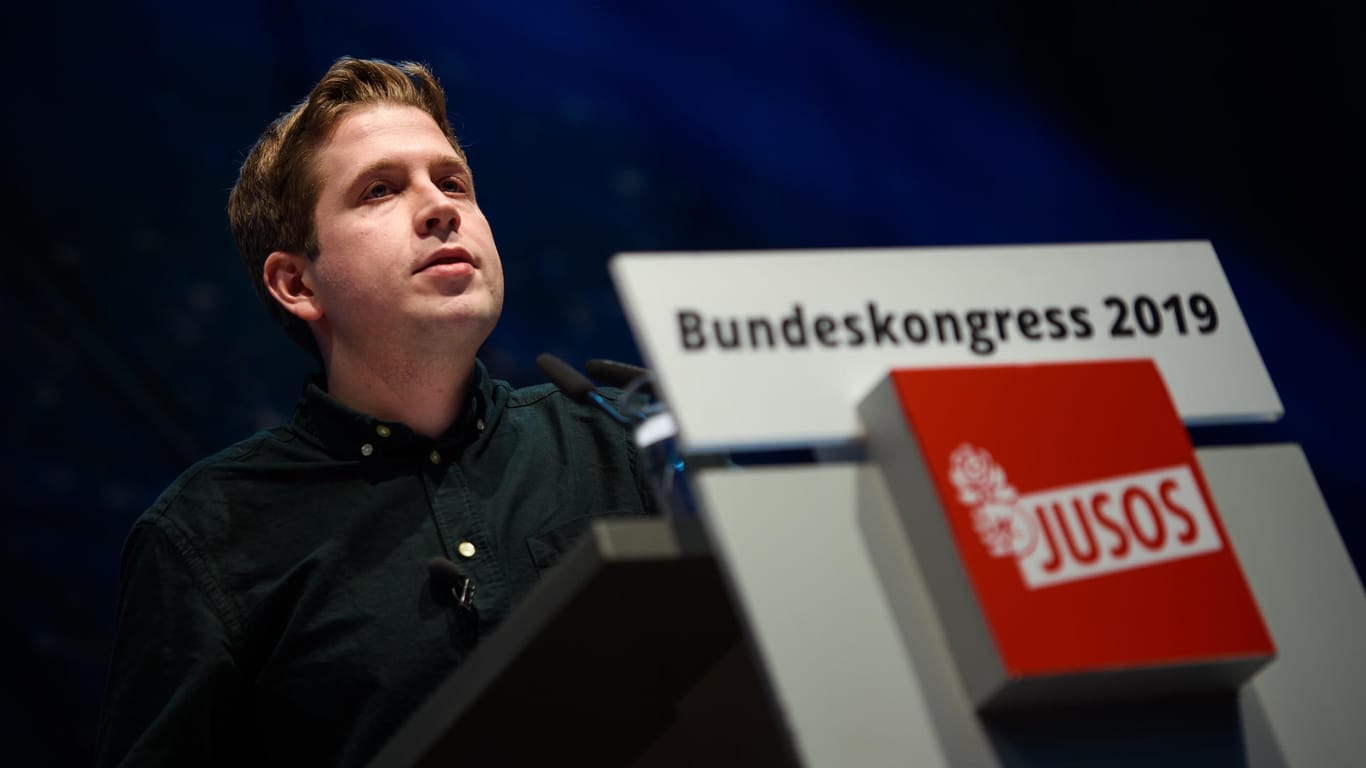Juso-Chef Kevin Kühnert beim Juso-Bundeskongress in Schwerin: Der 30-Jährige erzielte ein Rekordergebnis bei seiner Wiederwahl. Juso-Chef Kevin Kühnert beim Juso-Bundeskongress in Schwerin: Der 30-Jährige erzielte ein Rekordergebnis bei seiner Wiederwahl.