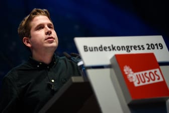Juso-Chef Kevin Kühnert beim Juso-Bundeskongress in Schwerin: Der 30-Jährige erzielte ein Rekordergebnis bei seiner Wiederwahl.