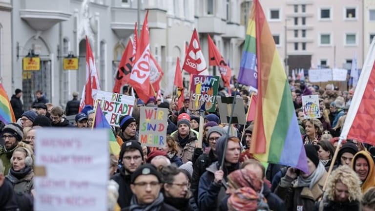 Teilnehmer einer Gegendemonstration im Zentrum von Hannover.