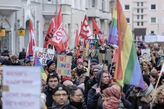 Teilnehmer einer Gegendemonstration im Zentrum von Hannover.