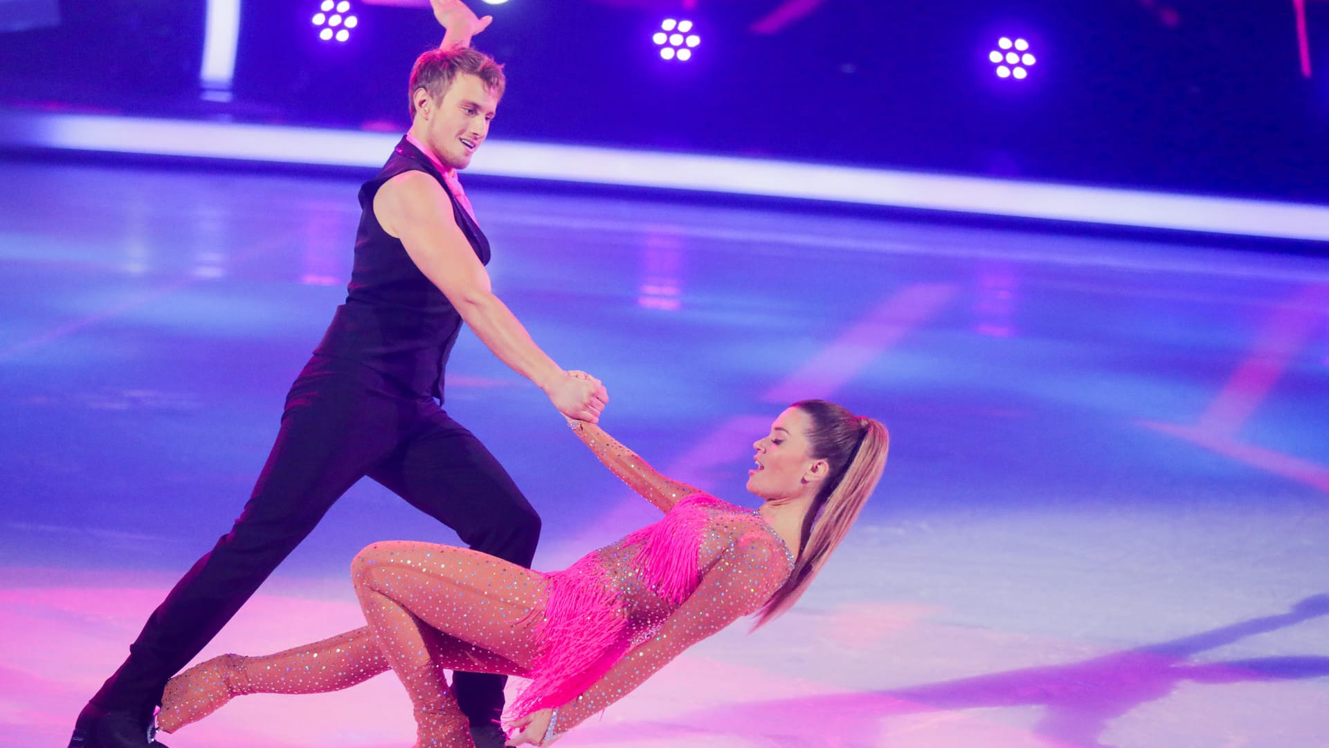 Nadine Klein mit Profieiskunstläufer Niko Ulanovsky: Die beiden sind in der kommenden Show nicht mehr mit dabei.