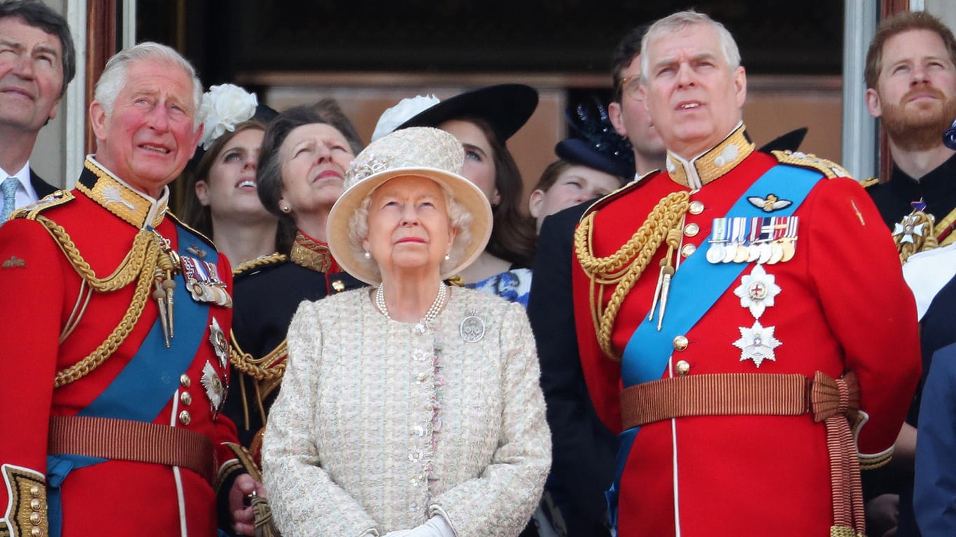 Die Royals bei der "Trooping the Colour"-Parade 2019: Queen Elizabeth II. steht zwischen ihren Söhnen Prinz Charles und Prinz Andrew.