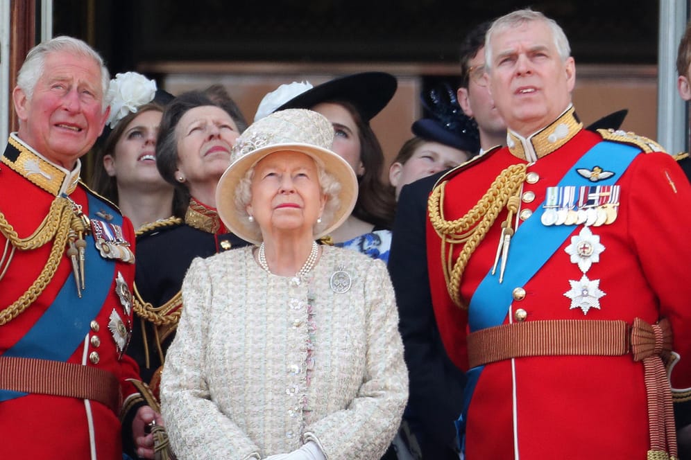 Die Royals bei der "Trooping the Colour"-Parade 2019: Queen Elizabeth II. steht zwischen ihren Söhnen Prinz Charles und Prinz Andrew.