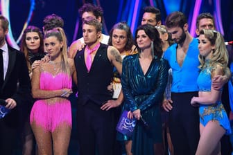 "Dancing on Ice": Die Promis warten auf die Verkündung, wer die Show verlassen muss.