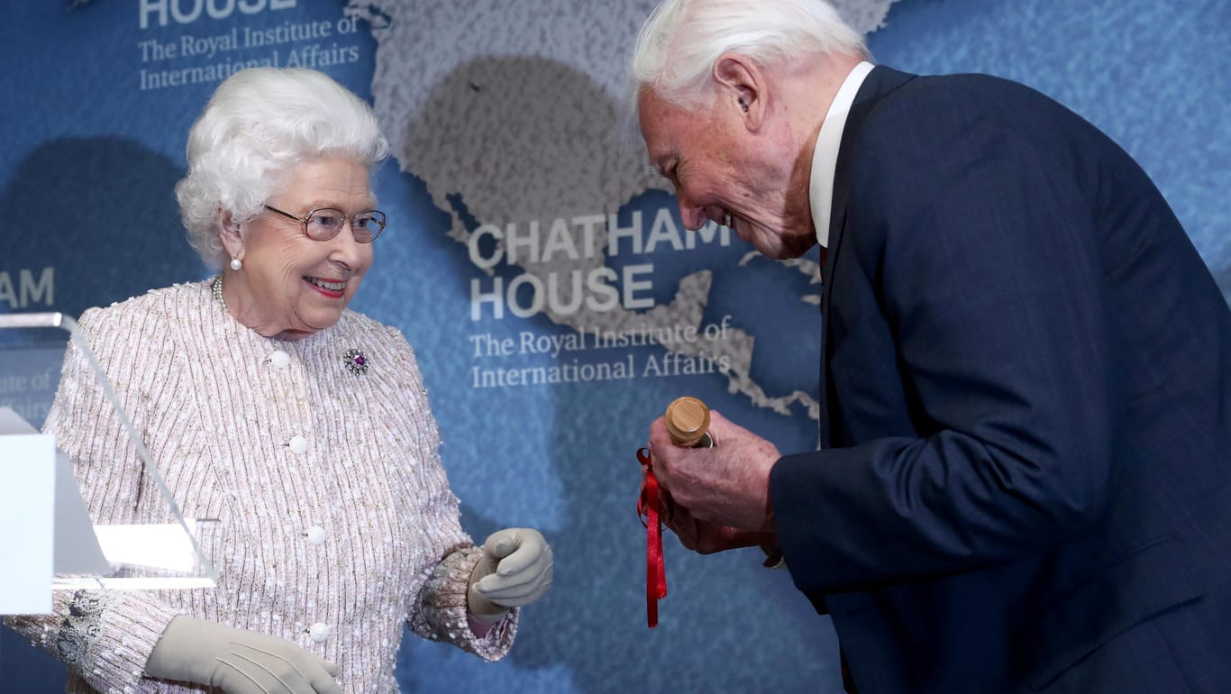 Queen Elizabeth II. und David Attenborough: Die Monarchin verlieh dem Tierfilmer einen Preis – kurz nachdem bekannt wurde, dass sich ihr Sohn Prinz Andrew von allen königlichen Aufgaben zurückziehen wird.