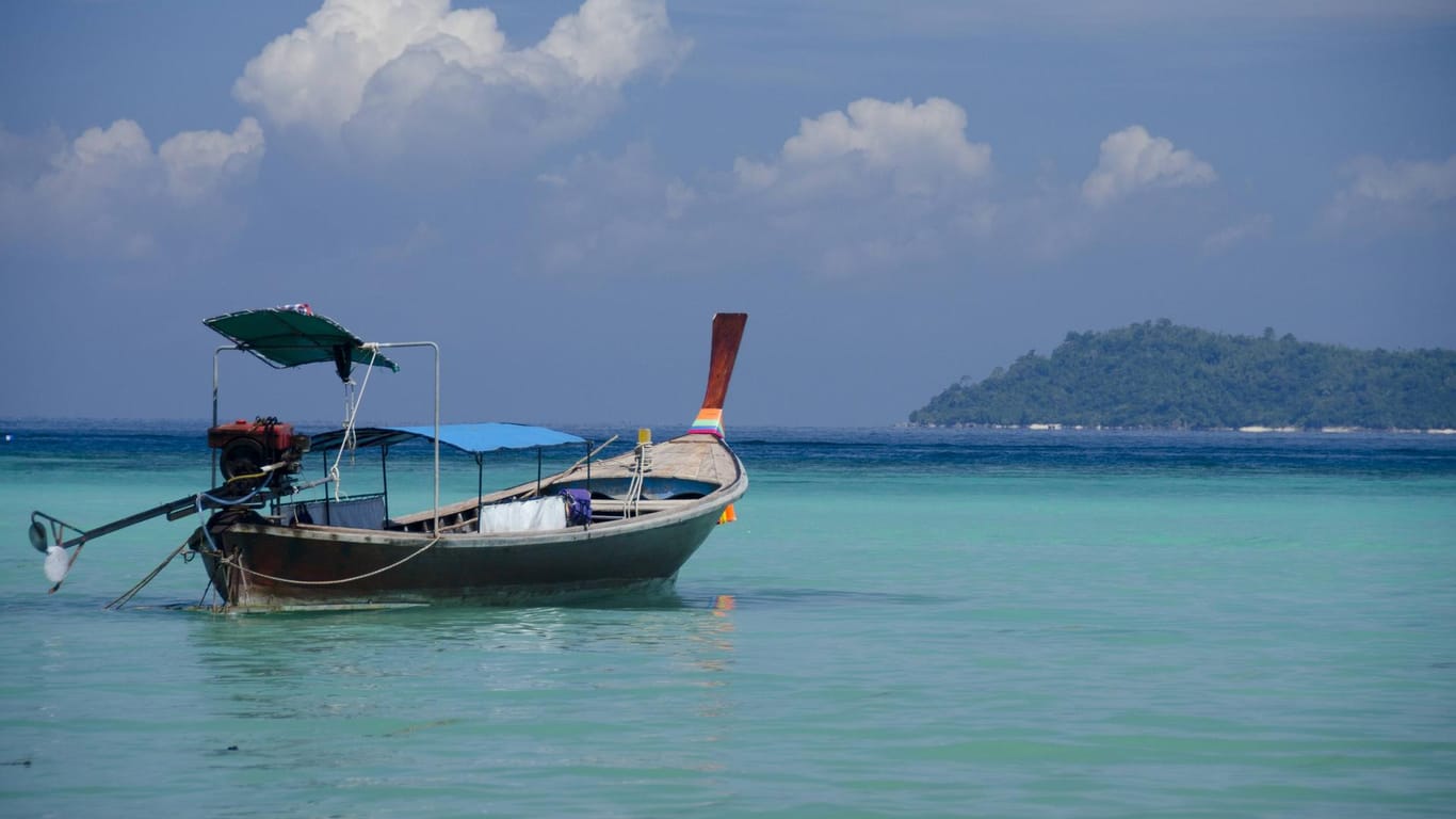 Ein Boot vor Phuket: Ein deutscher Tourist starb beim Baden. (Symbolbild)