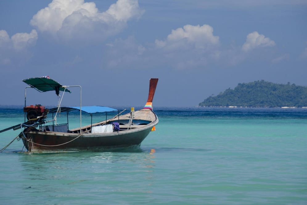Ein Boot vor Phuket: Ein deutscher Tourist starb beim Baden. (Symbolbild)