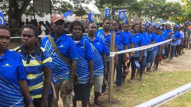 Menschen in Buka stehen Schlange, um am Referendum über die Unabhängigkeit von Bougainville teilzunehmen. Menschen in Buka stehen Schlange, um am Referendum über die Unabhängigkeit von Bougainville teilzunehmen.