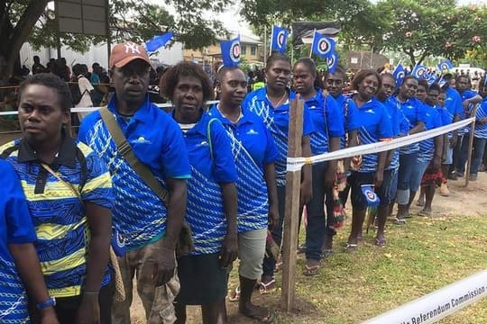 Menschen in Buka stehen Schlange, um am Referendum über die Unabhängigkeit von Bougainville teilzunehmen.