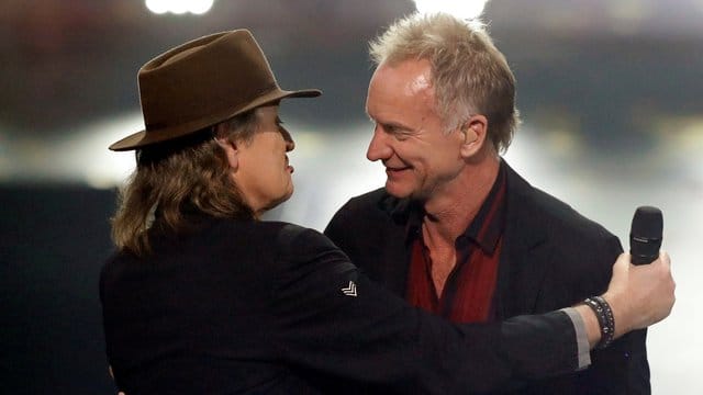 Sting (r) erhält den Preis in der Kategorie Lebenswerk "Hero Award" beim International Music Award (IMA) von Udo Lindenberg (l).