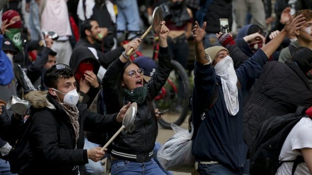 Regierungskritische Demonstranten versammeln sich in der Innenstadt von Bogota. Regierungskritische Demonstranten versammeln sich in der Innenstadt von Bogota.