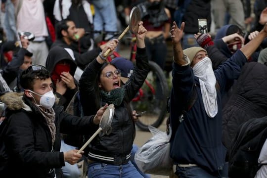 Regierungskritische Demonstranten versammeln sich in der Innenstadt von Bogota.
