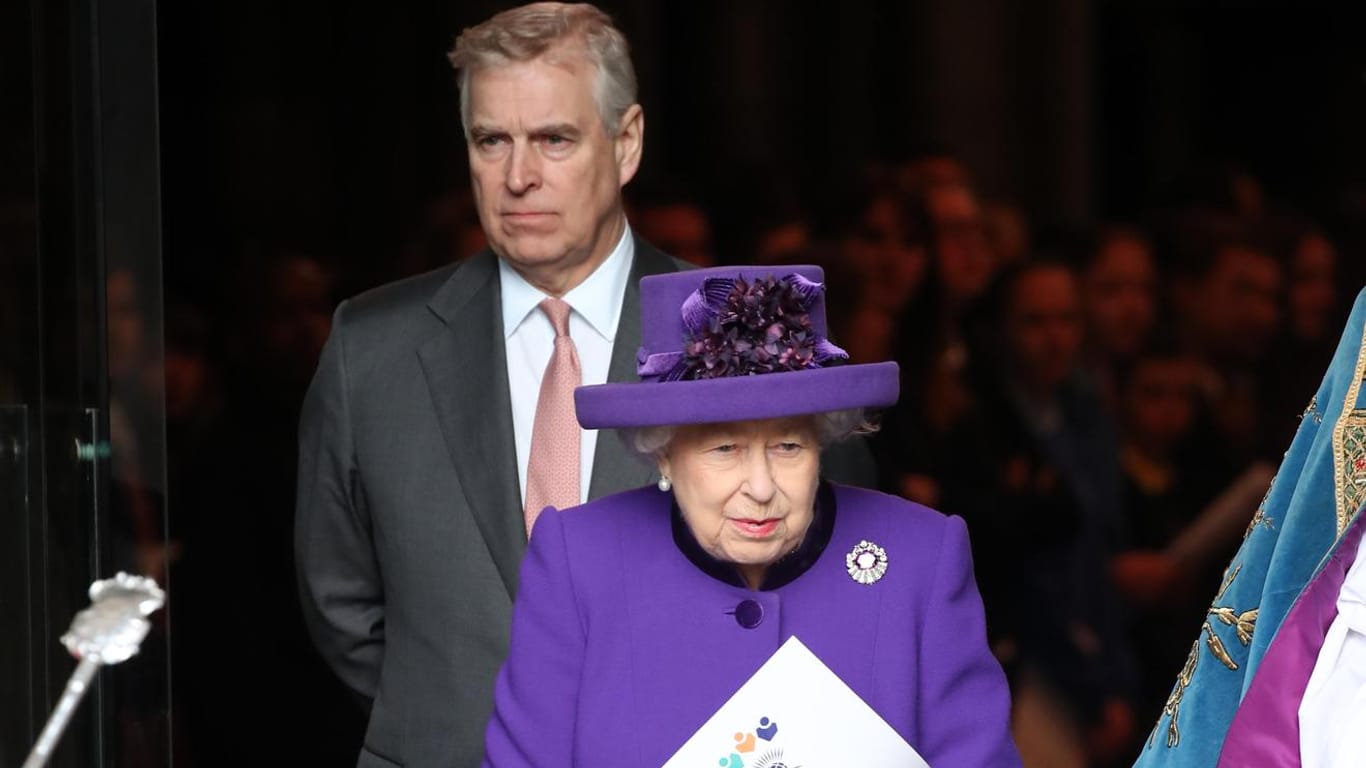 Prinz Andrew und Queen Elizabeth II.: Sie zieht nach seinem Interview zum Missbrauchsskandal um Jeffrey Epstein nun weitere Konsequenzen.