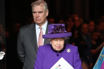 Prinz Andrew und Queen Elizabeth II.: Sie zieht nach seinem Interview zum Missbrauchsskandal um Jeffrey Epstein nun weitere Konsequenzen.