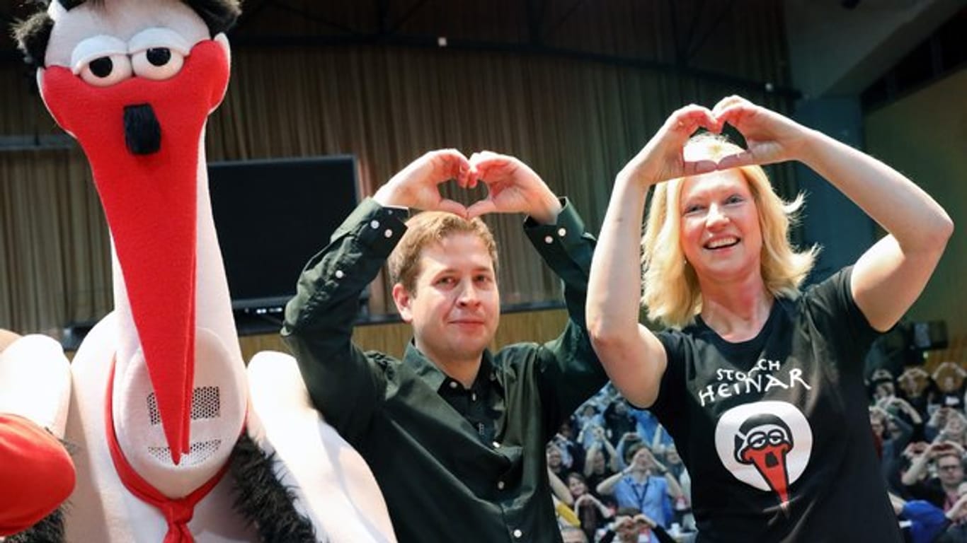 Kevin Kühnert und Manuela Schwesig bilden das Symbol "Herz statt Hetze" zur Unterstützung der Proteste gegen ein Treffen des rechten Flügels der AfD in Binz, daneben Storch Heinar, eine Parodiefigur auf die Neonazi-Modemarke Thor Steinar.