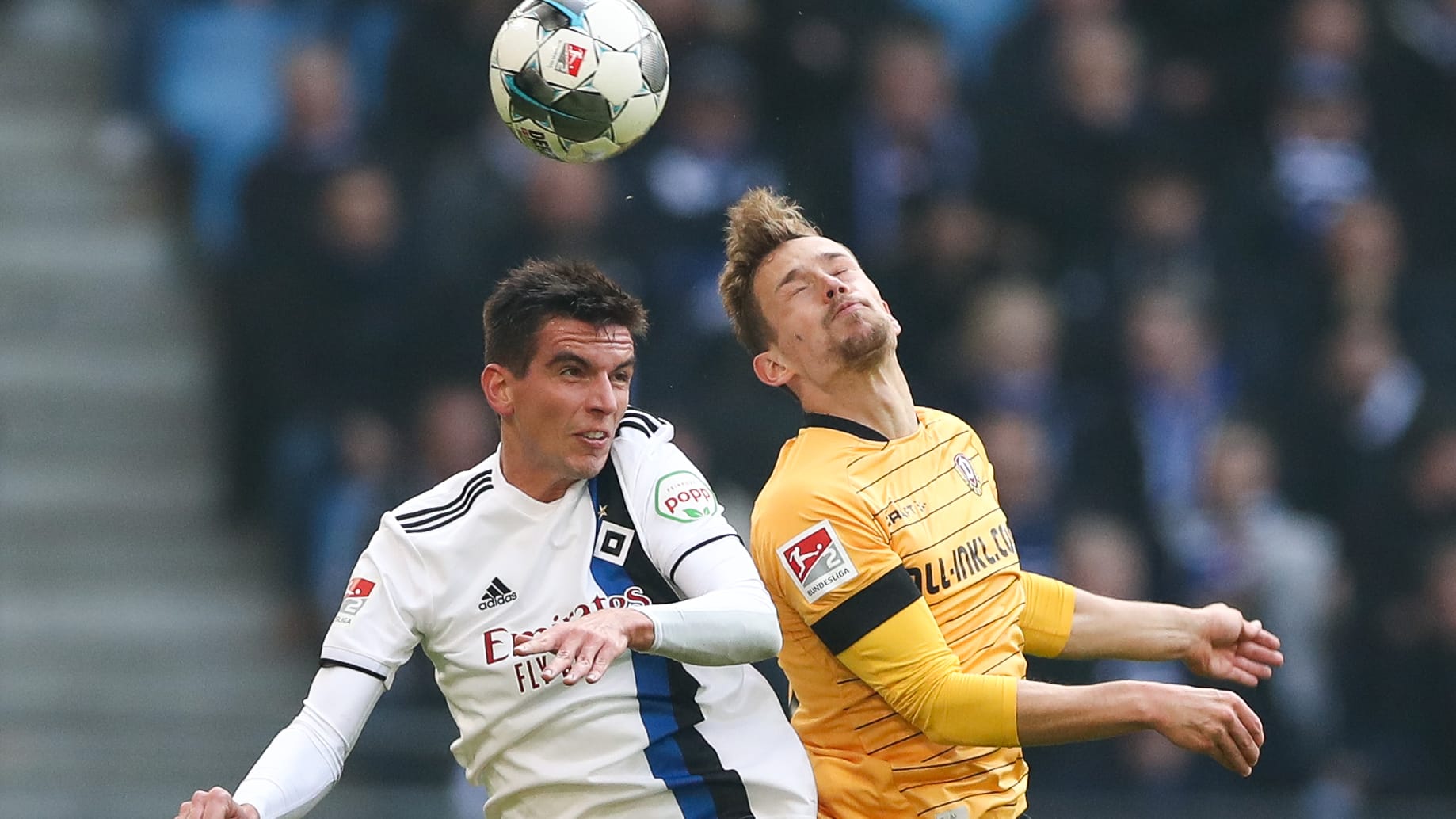 Hamburgs Christoph Moritz (l.) und Dresdens Jannik Müller im Zweikampf um den Ball.