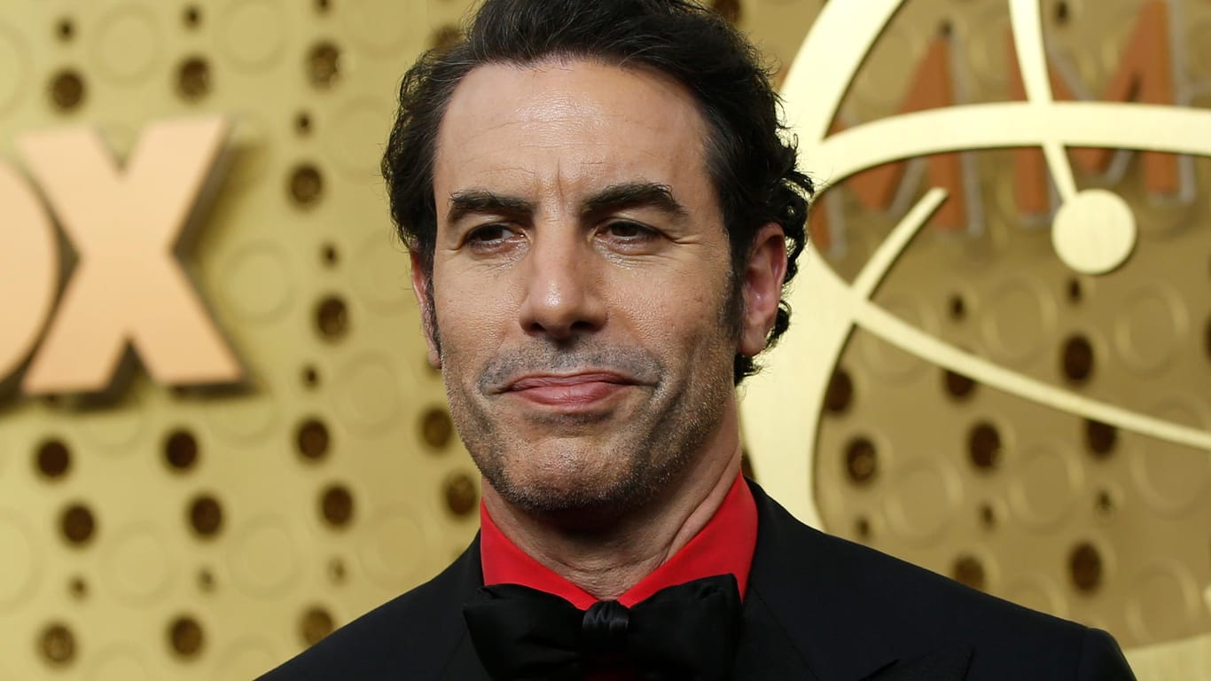 Schauspieler Sacha Baron Cohen zeigt sich bei einer Preisverleihung: Der durch seine Rolle als "Borat" bekannte Darsteller nutzte eine Rede, um Facebook zu kritisieren.