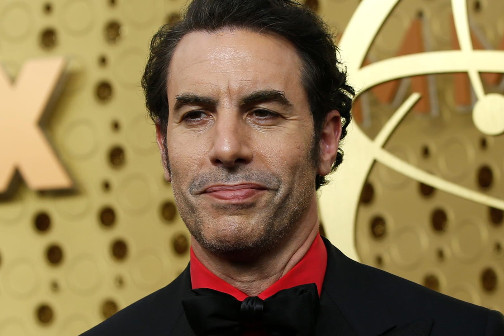 Schauspieler Sacha Baron Cohen zeigt sich bei einer Preisverleihung: Der durch seine Rolle als "Borat" bekannte Darsteller nutzte eine Rede, um Facebook zu kritisieren.