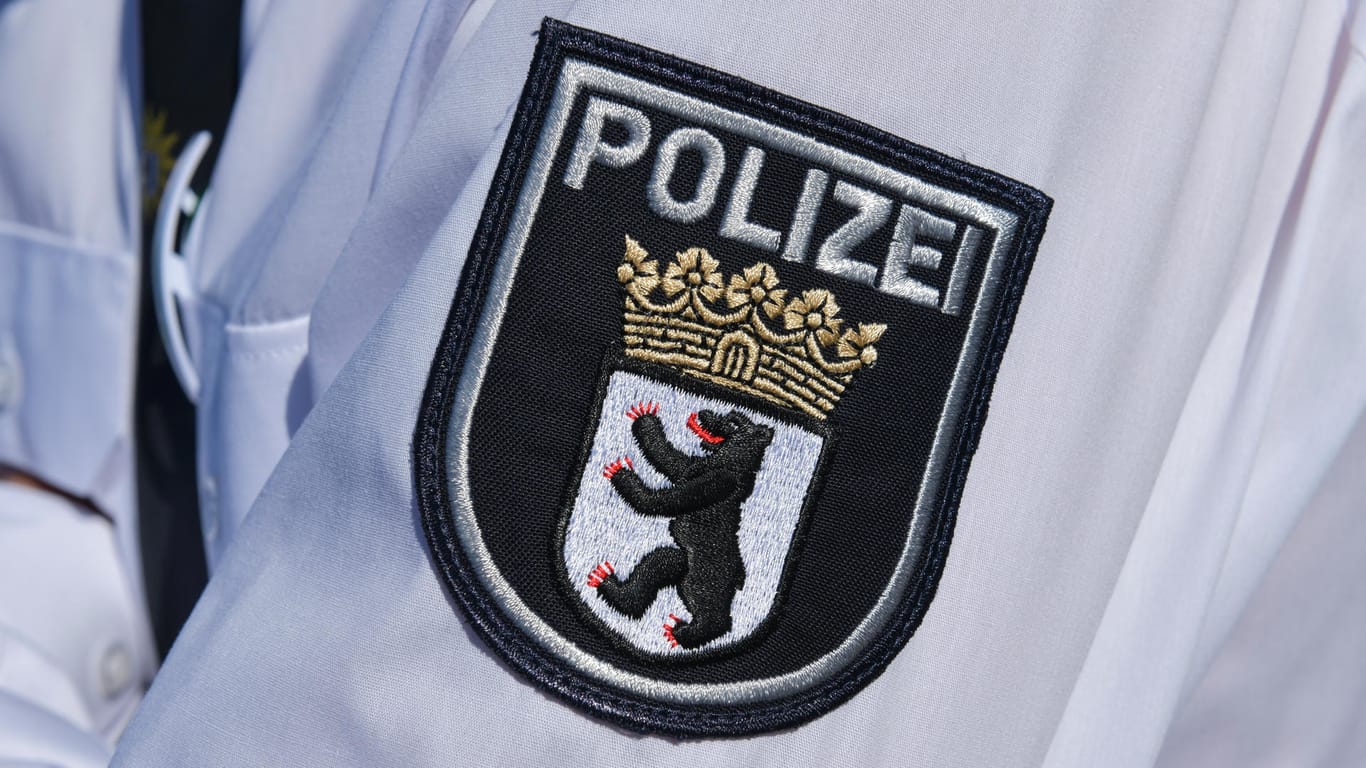 Berliner Polizist: In der Hauptstadt ermittelt der Staatsschutz, nachdem ein Mann in einer U-Bahn Beleidigungen geäußert hat. (Symbolbild)