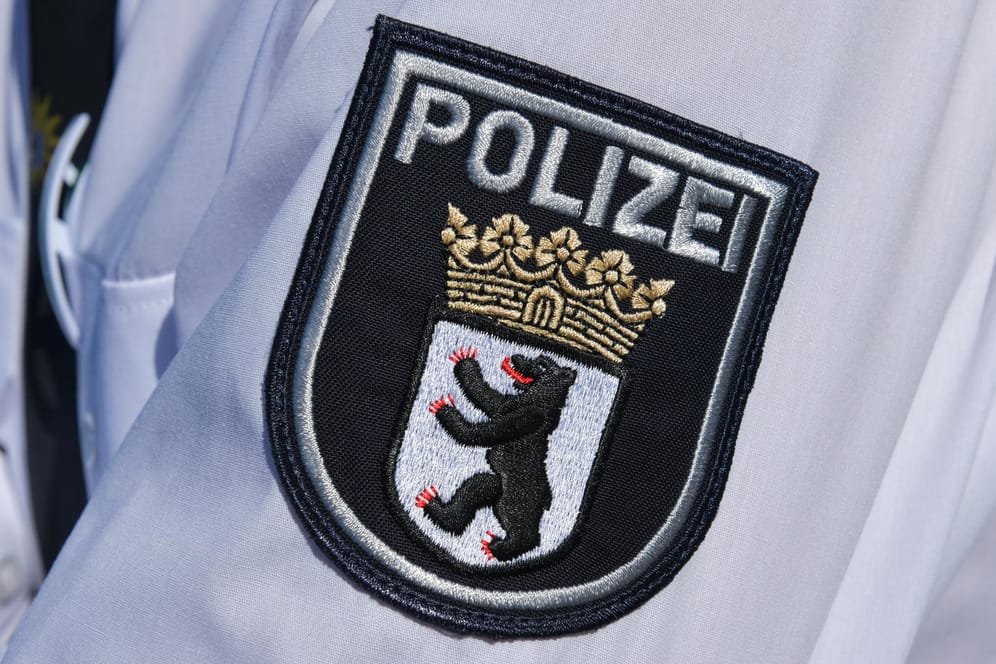 Berliner Polizist: In der Hauptstadt ermittelt der Staatsschutz, nachdem ein Mann in einer U-Bahn Beleidigungen geäußert hat. (Symbolbild)
