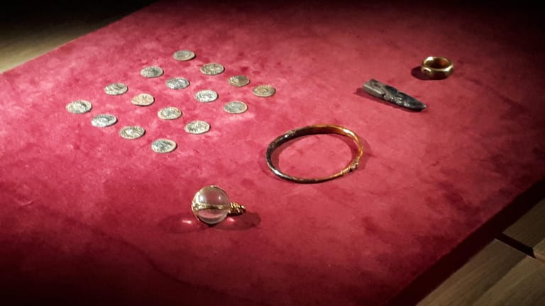 Teile des Wikinger-Schatzes: Die Männer, die den Schmuck und die Münzen fanden, müssen nun ins Gefängnis.