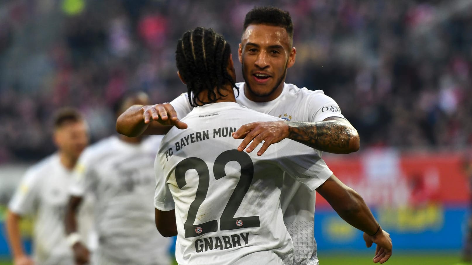 Serge Gnabry (l.) und Corentin Tolisso bejubeln das 2:0.