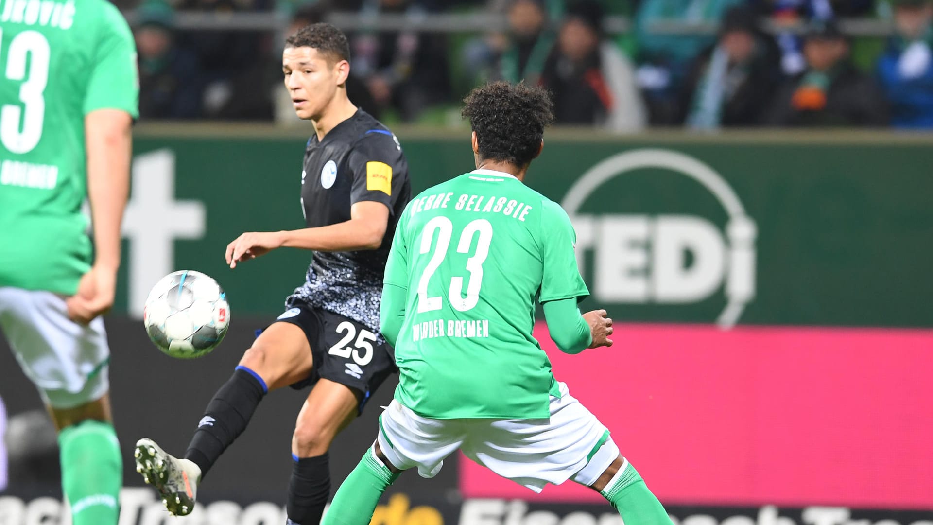 Gewann mit den Königsblauen bei Werder Bremen: Schalkes Amine Harit (l.).